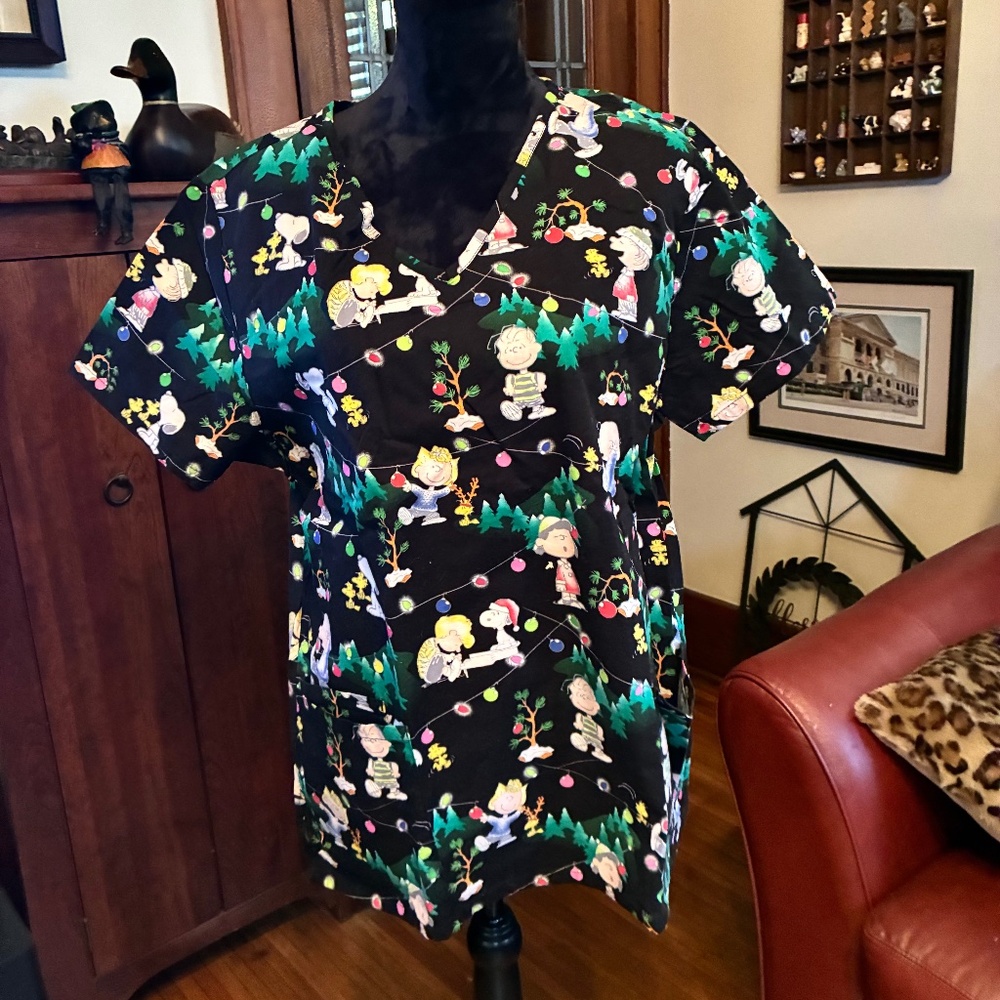"Peanuts" scrub top, L,  holiday themed characters on black base